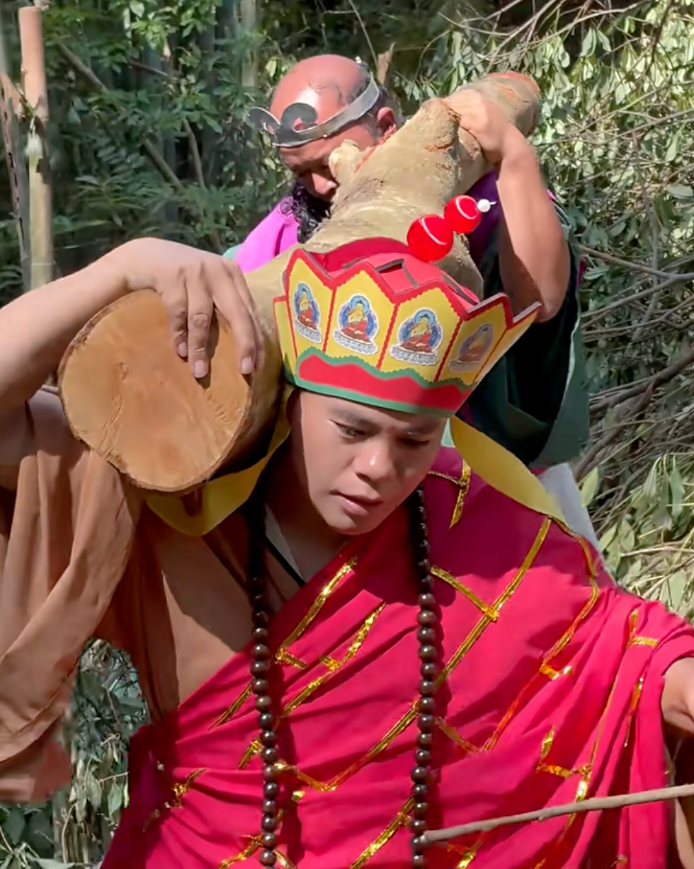 “上里西游记”团队里的“唐僧”和“沙僧”正在搬木材