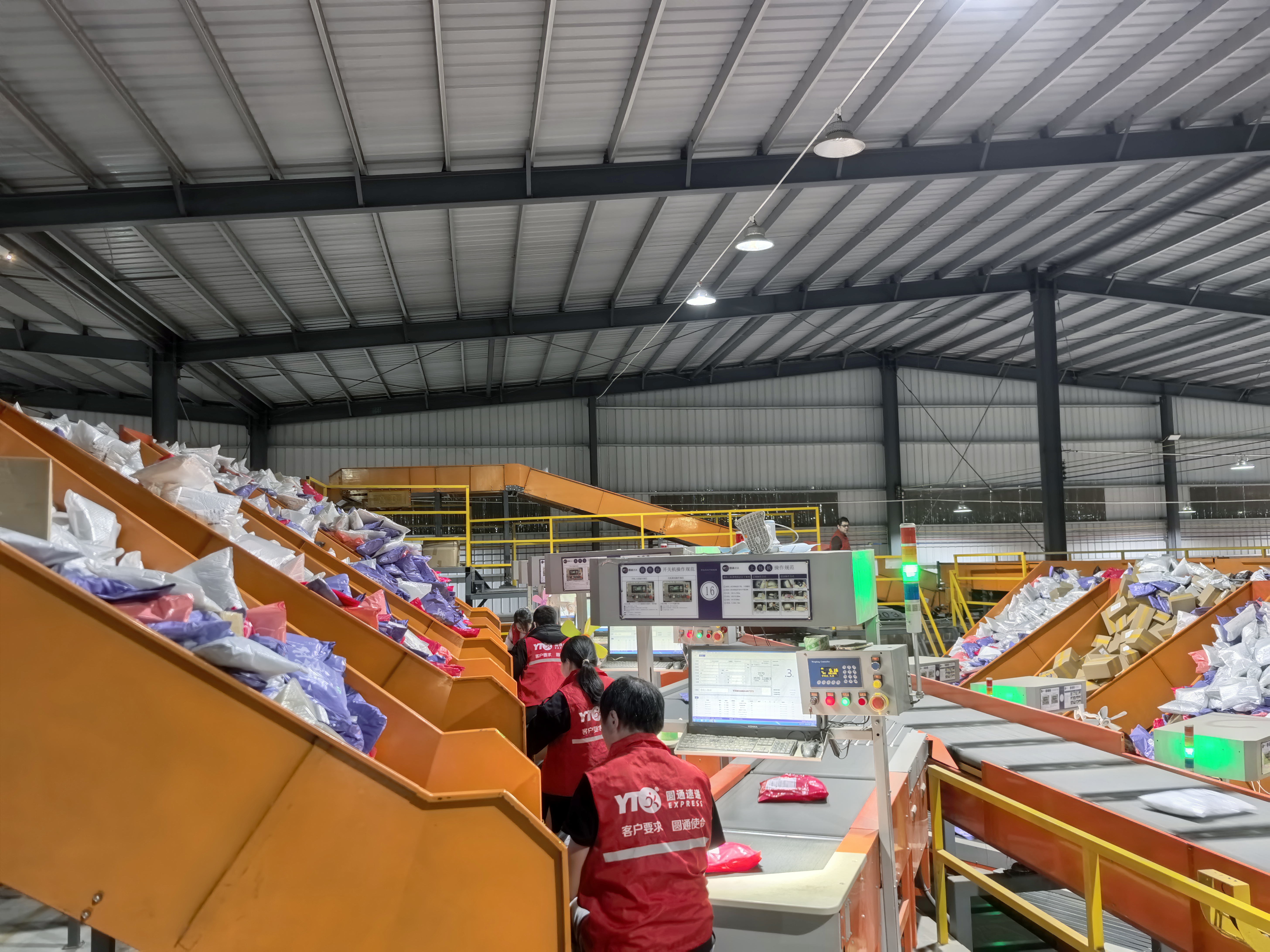 图为内衣成品即将通过快递“飞”到各地消费者手中