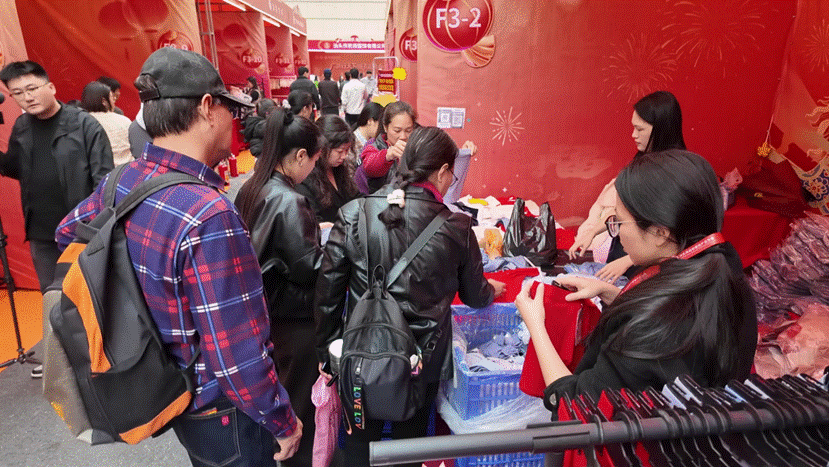 图为“广货行天下·把最好汕货带回家”活动上，市民、游客挑选内衣产品