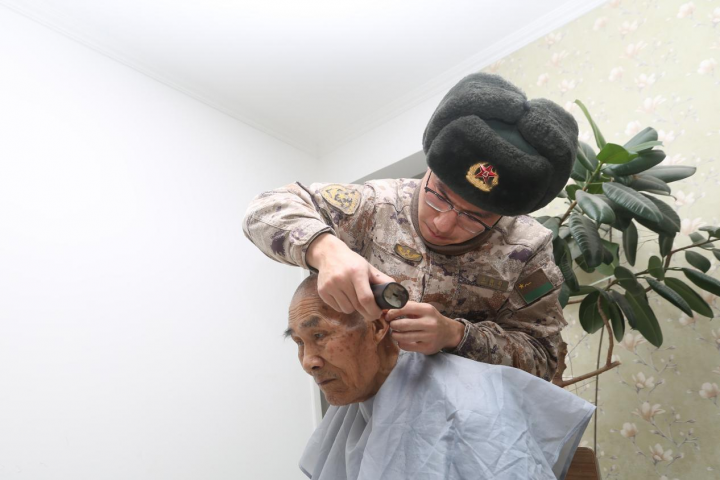 雷锋精神暖边疆  军民同心鱼水情