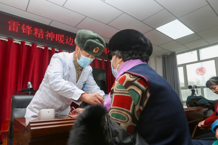 雷锋精神暖边疆  军民同心鱼水情