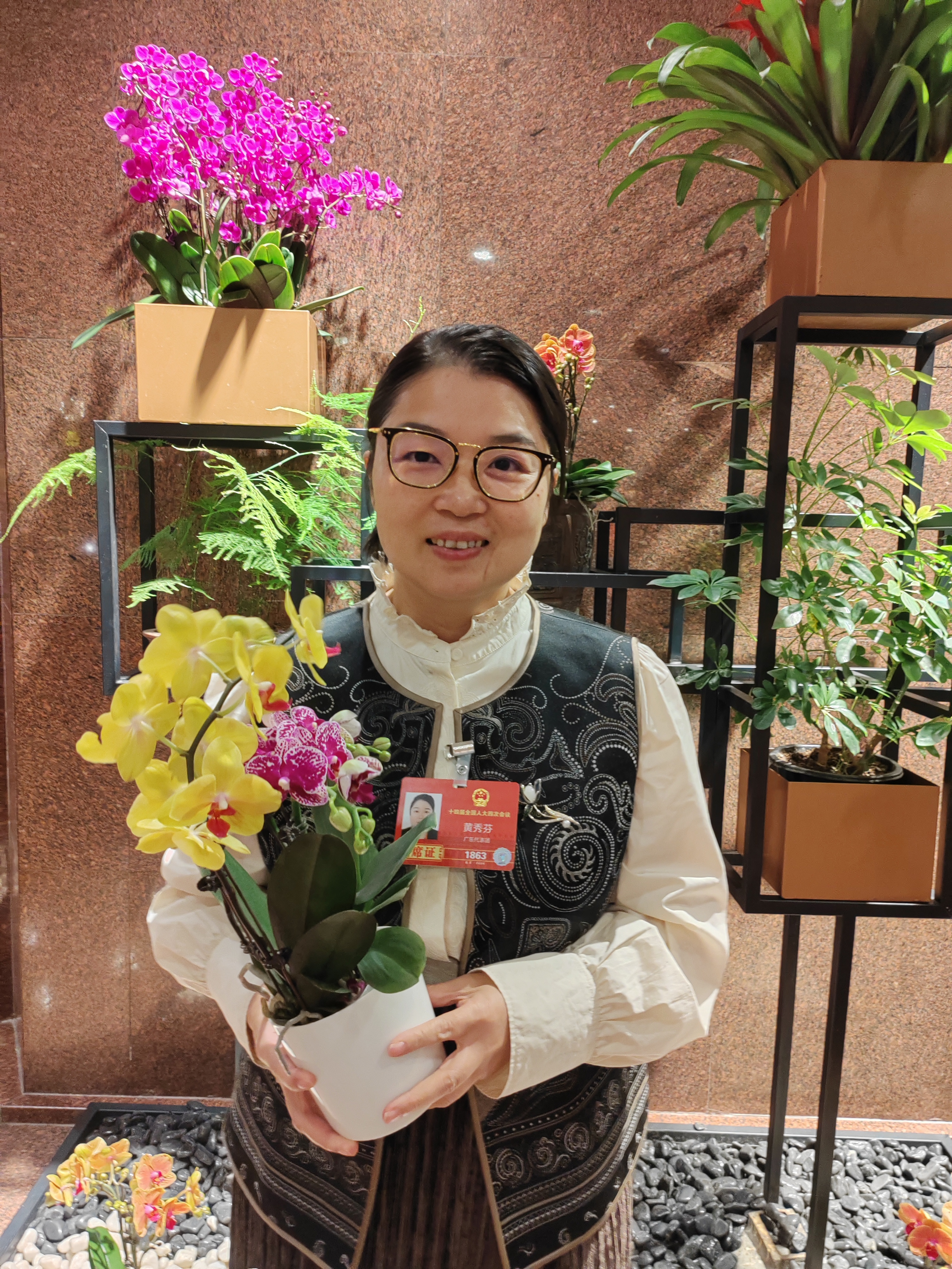 黄秀芬代表和翁源兰花。洪秋婷 摄