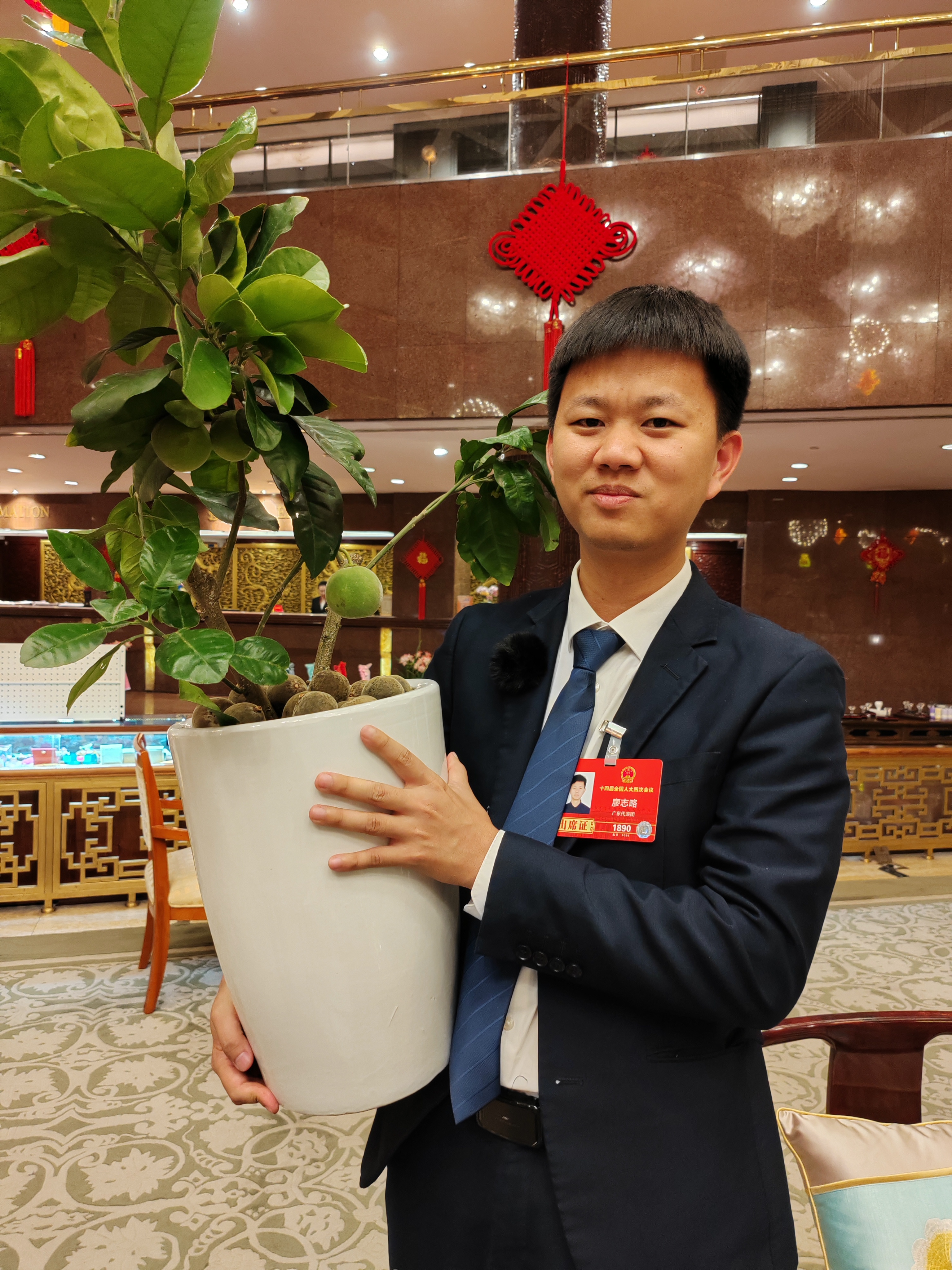 廖志略代表手捧一盆化橘红苗。洪秋婷 摄