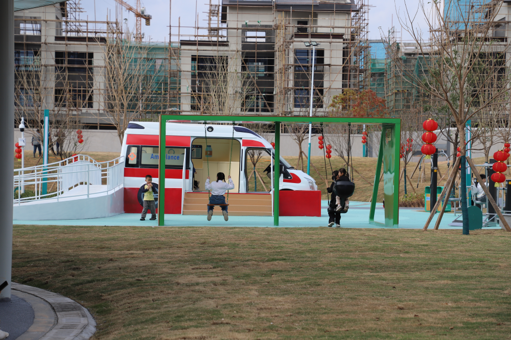 图为孩子们在公园尽情玩耍。信宜市融媒体中心供图