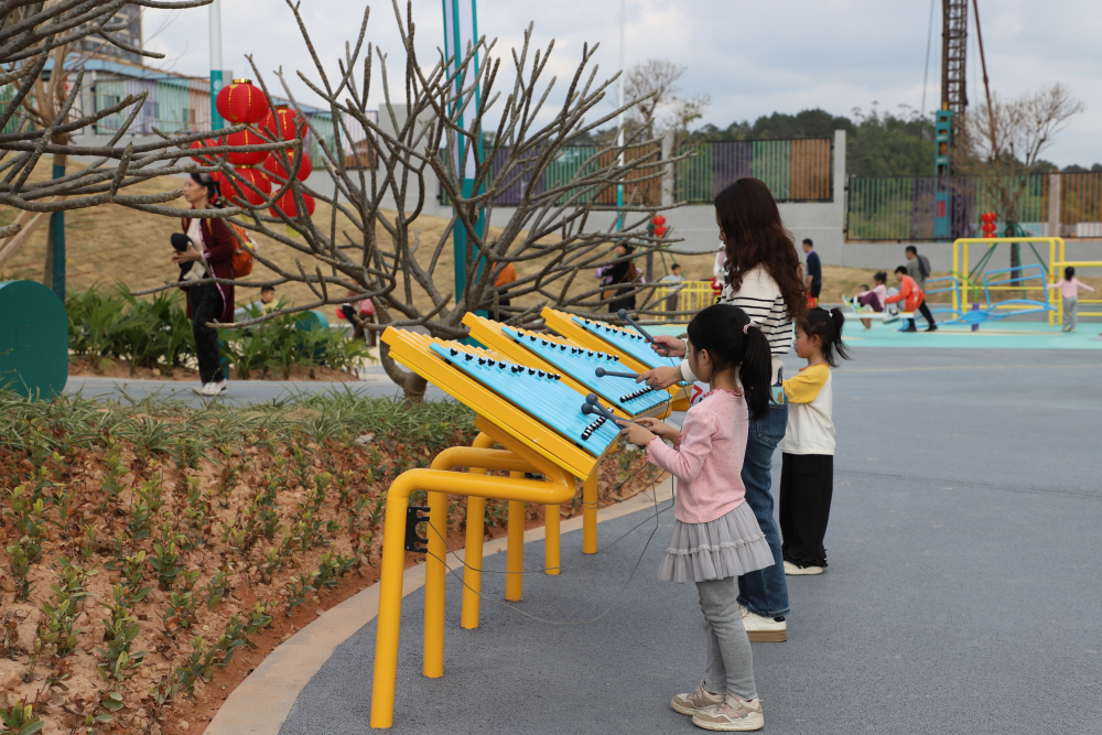 图为孩子们在公园尽情玩耍。信宜市融媒体中心供图