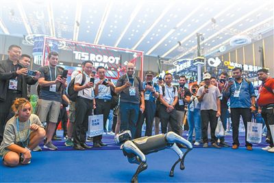 在第138届广交会服务机器人专区，客商在魔法原子展台观看机器狗表演。新华社记者 肖恩楠摄