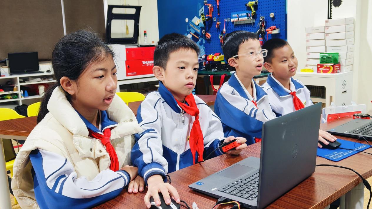 沧源县国门小学的学生在创客教室里开展编程课学习