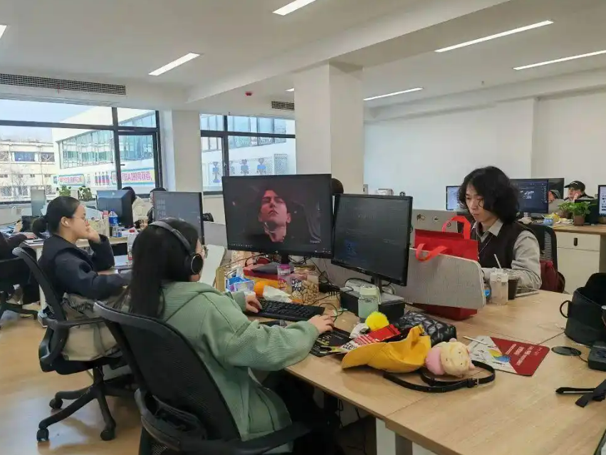 AI短剧，一定要有“人感”吗？_人民日报