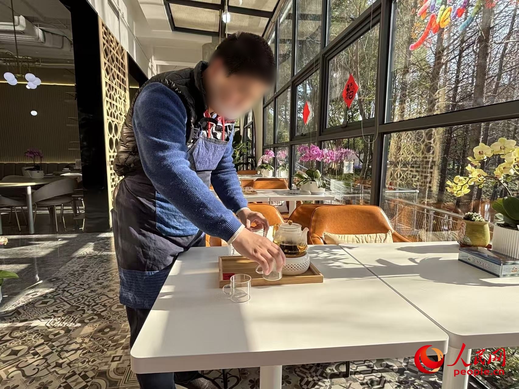 凯凯在咖啡吧实习。人民网记者 金慧慧摄