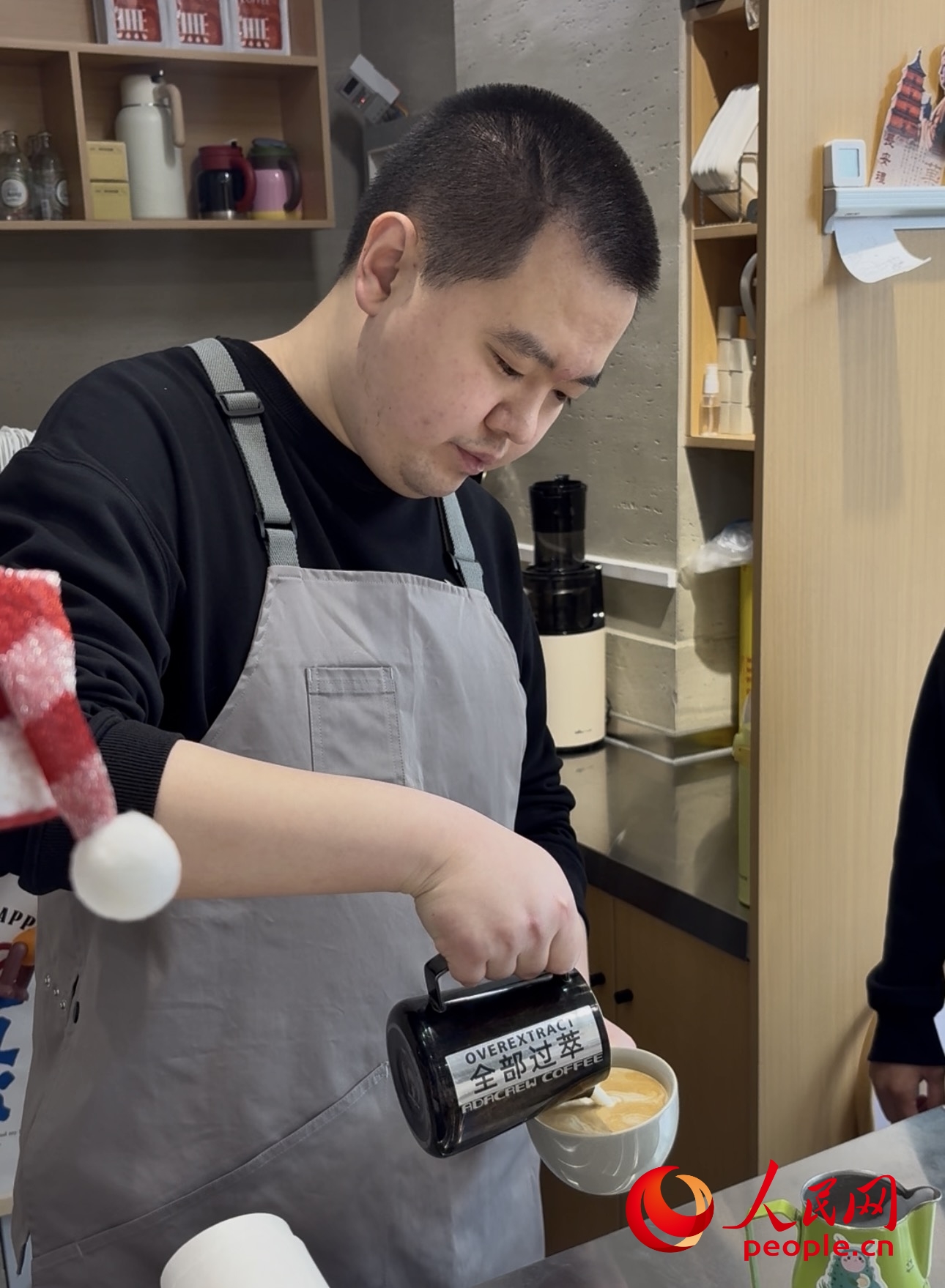 默飞在给咖啡拉花。人民网 陈叶欣摄