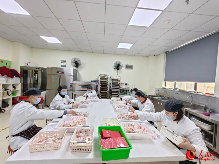 学员们在分装糕点。受访者供图