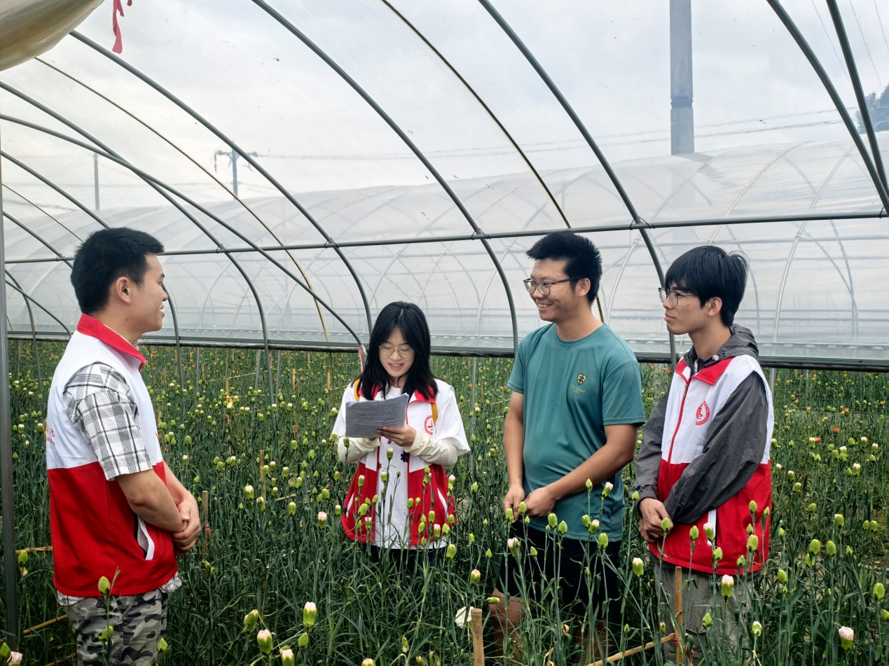 E:\更新\2026\4月\20\给霞姐\云南大学近期宣传用图\云南大学马克思主义学院同学组成的春蚕志愿服务队走进云南省宣威市格依村、后夸村、罗营村三个村庄进行“三农”政策解读。（徐训鸿摄 18987476979）.jpg
