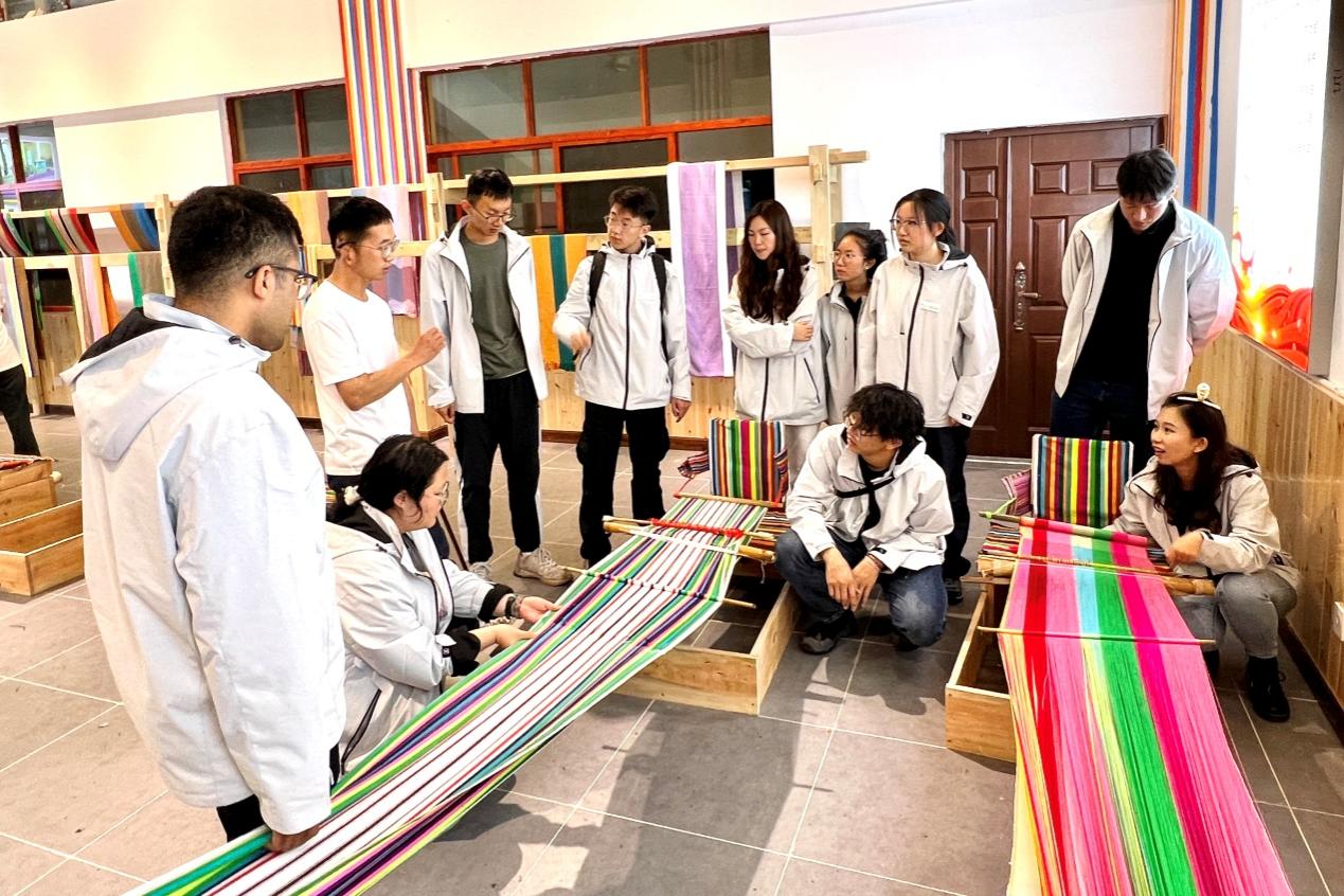 E:\更新\2026\4月\20\给霞姐\云南大学近期宣传用图\云南大学中外大学生社会实践团参观独龙毯工坊（马国贤摄18366738757）.jpg