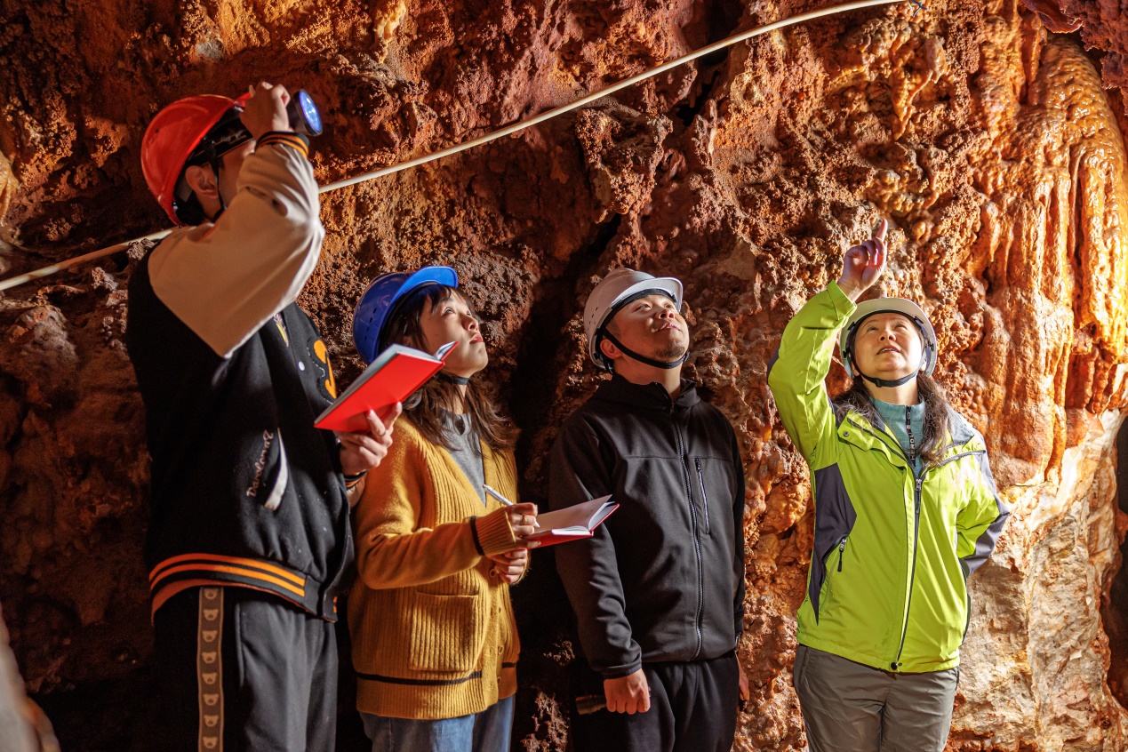E:\更新\2026\4月\20\云南大学\云南大学师生利用学校内一流的设备开展教学科研活动，图为地球科学学院师生在学校内的天然溶洞中进行现场教学1（李哲摄 13888618804）.jpg