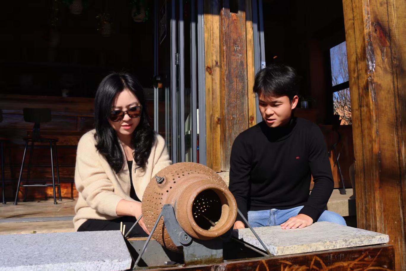 图片说明：游客体验土陶咖啡 李德婵摄 (4)