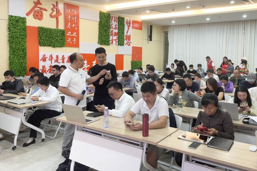 程勇正在为学员解答问题。王星摄