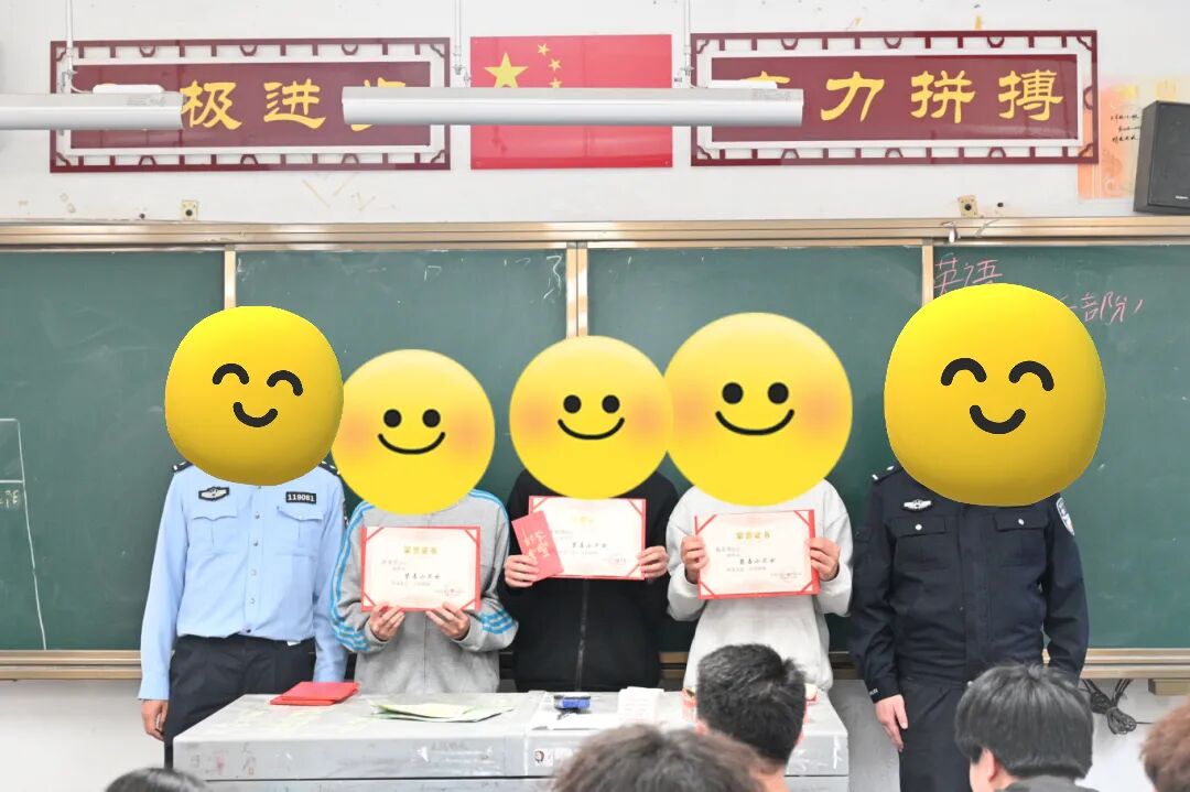 河边男子步态诡异，几名学生直接报警