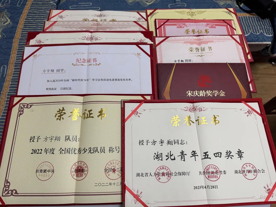 曾感动全网的“板凳男孩”,顺利完成高考!