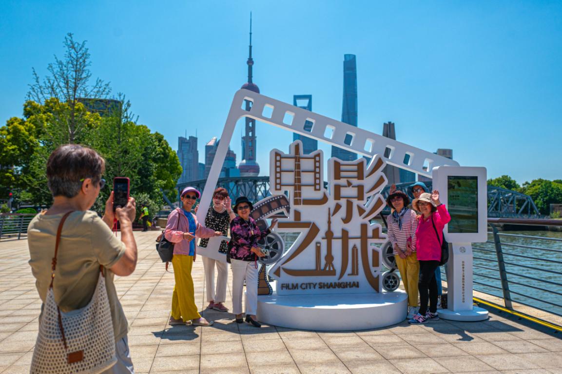 近日，第28届上海国际电影节的“电影之城”装置亮相虹口北外滩，成为滨江沿线一道亮丽风景，吸引游客前来拍照打卡。王初摄