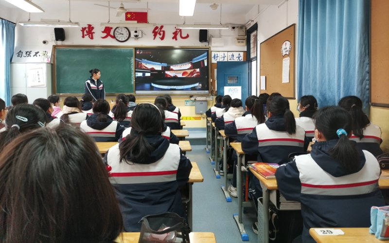 武汉市第十四中学高一俄语实验班学生集中收看“为国攀登”思政大课。