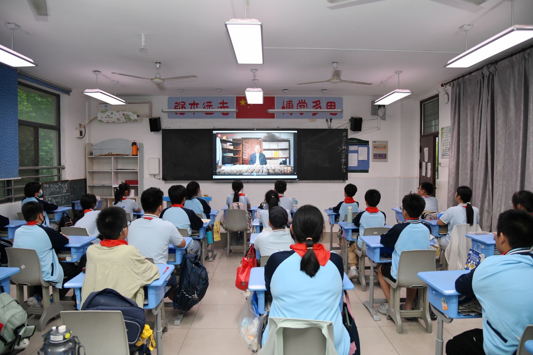 华中农业大学附属学校七年级学生开展主题班会,观看“大国粮‘芯’”思政大课。徐行摄