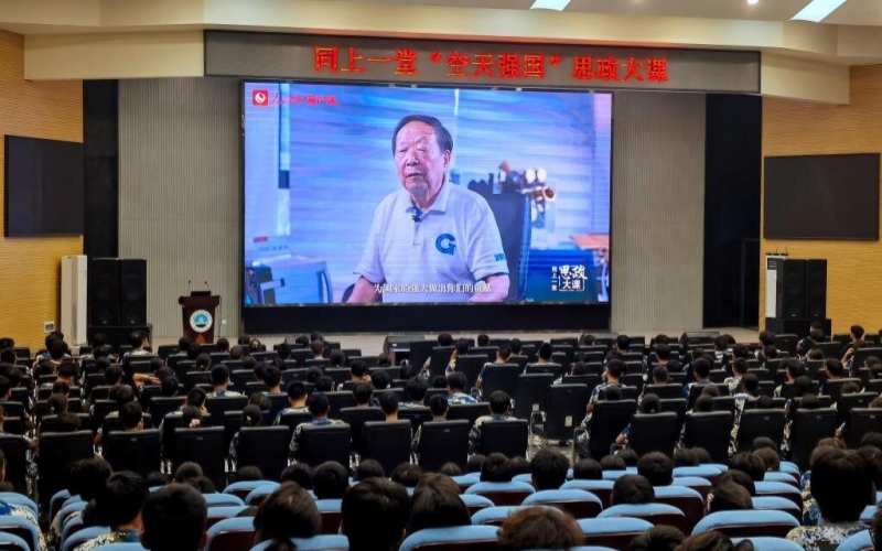 长江大学组织全体学生观看学习“空天强国”思政大课。