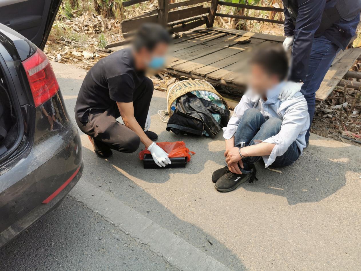 抓获运送毒品犯罪嫌疑人现场