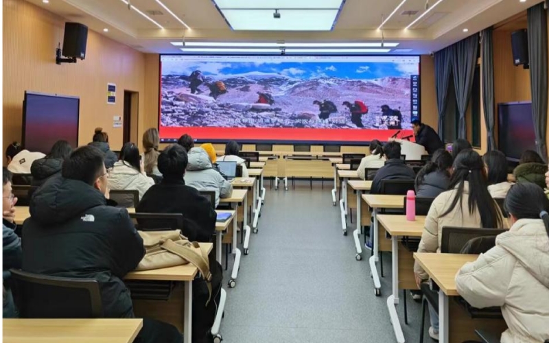 中南财经政法大学组织研究生观看同上一堂“为国攀登”思政大课。