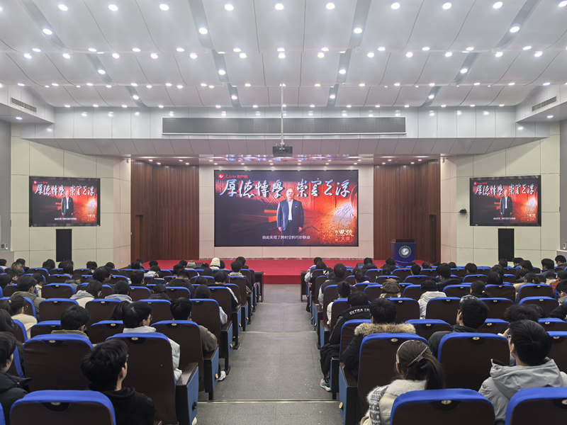 武汉科技大学学生集体观看“百炼成钢”思政大课。毕浩洋摄