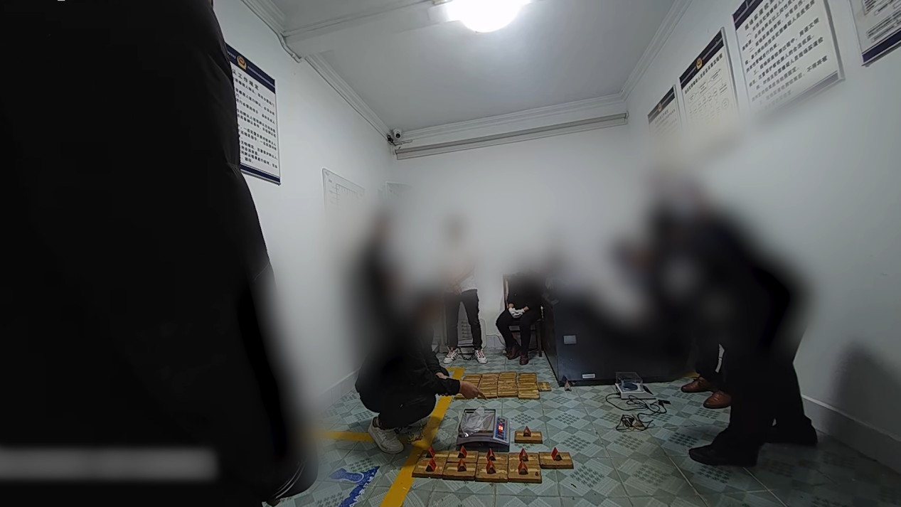 诚警官和同事侦办毒品案件。
