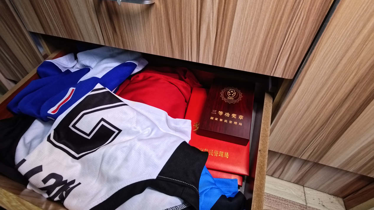放在衣柜抽屉里的证书和奖章。
