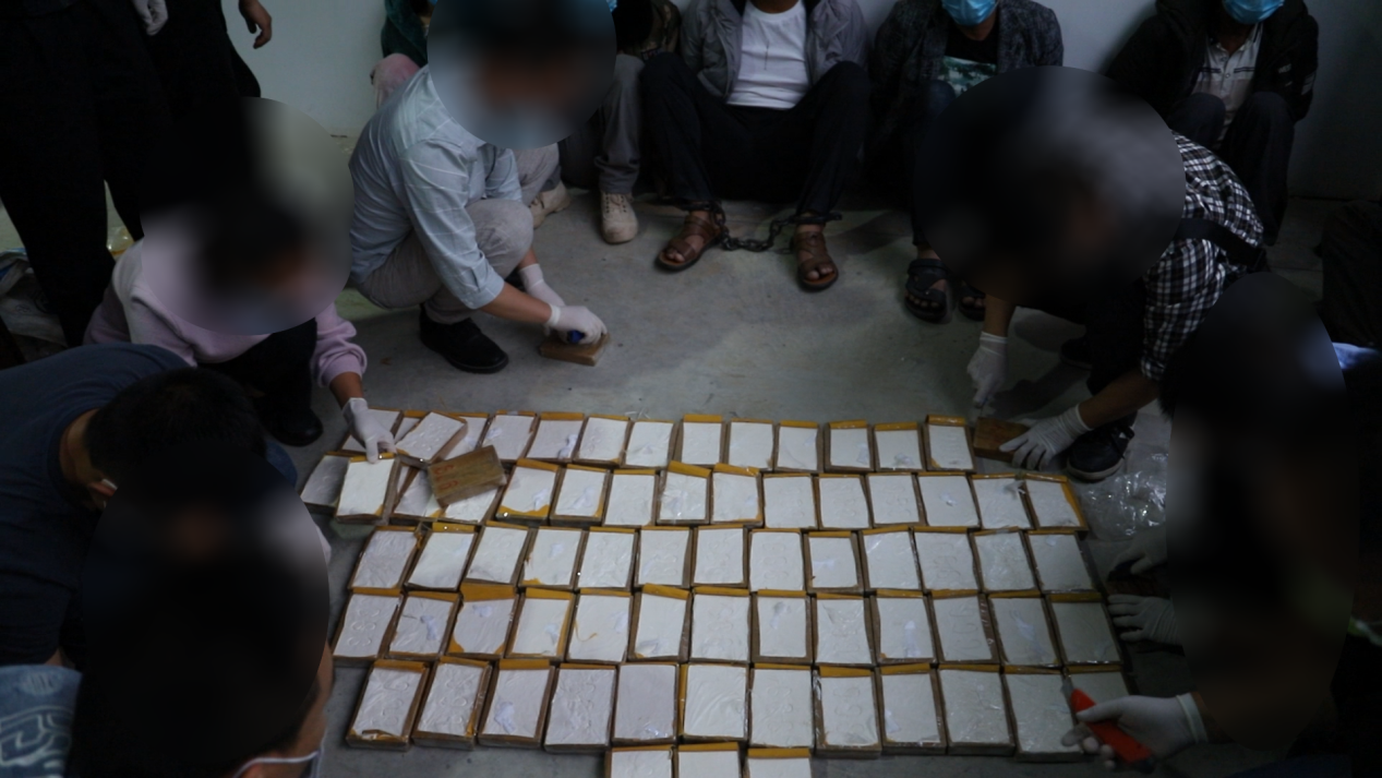 诚警官和同事侦办特大贩毒案现场照片。