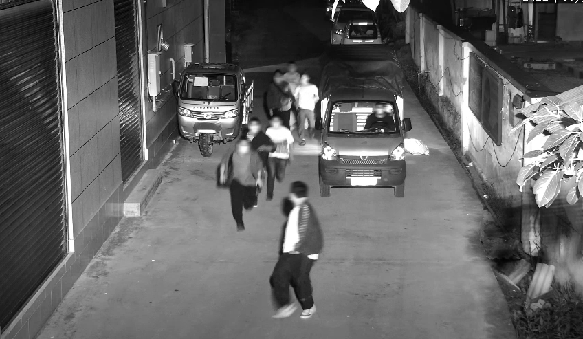诚警官和战友半夜抓捕犯罪嫌疑人的监控画面。