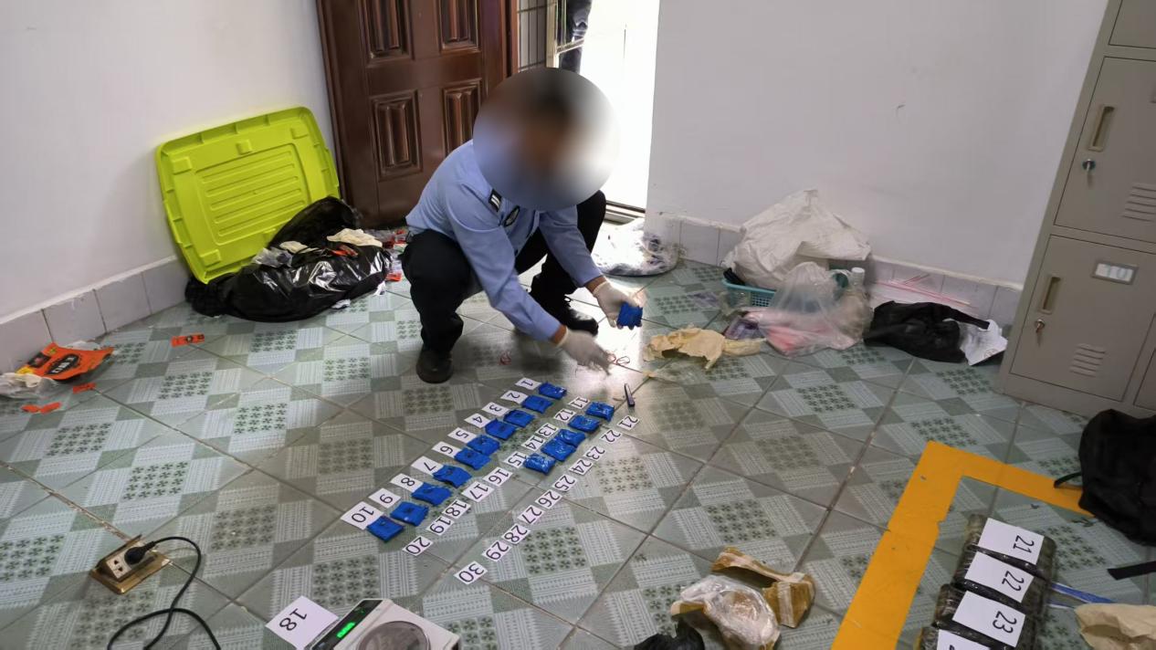 诚警官正在称量查获的毒品。