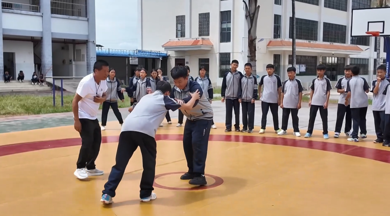 老冯指导学生摔跤