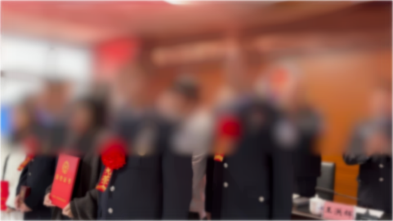 因为缉毒成绩突出诚警官和同事受到表彰。