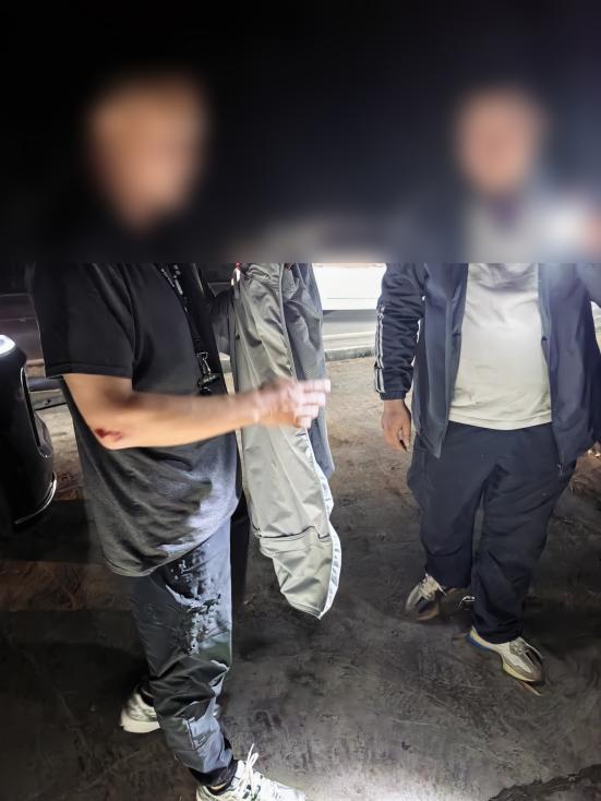 图为鹏警官抓捕结束后正在检查伤势