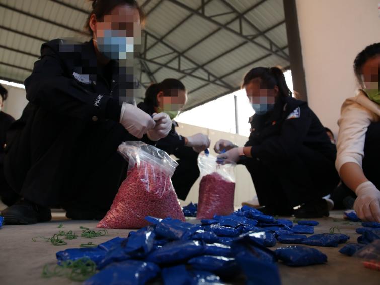 图为女子侦查组正在拆分毒品
