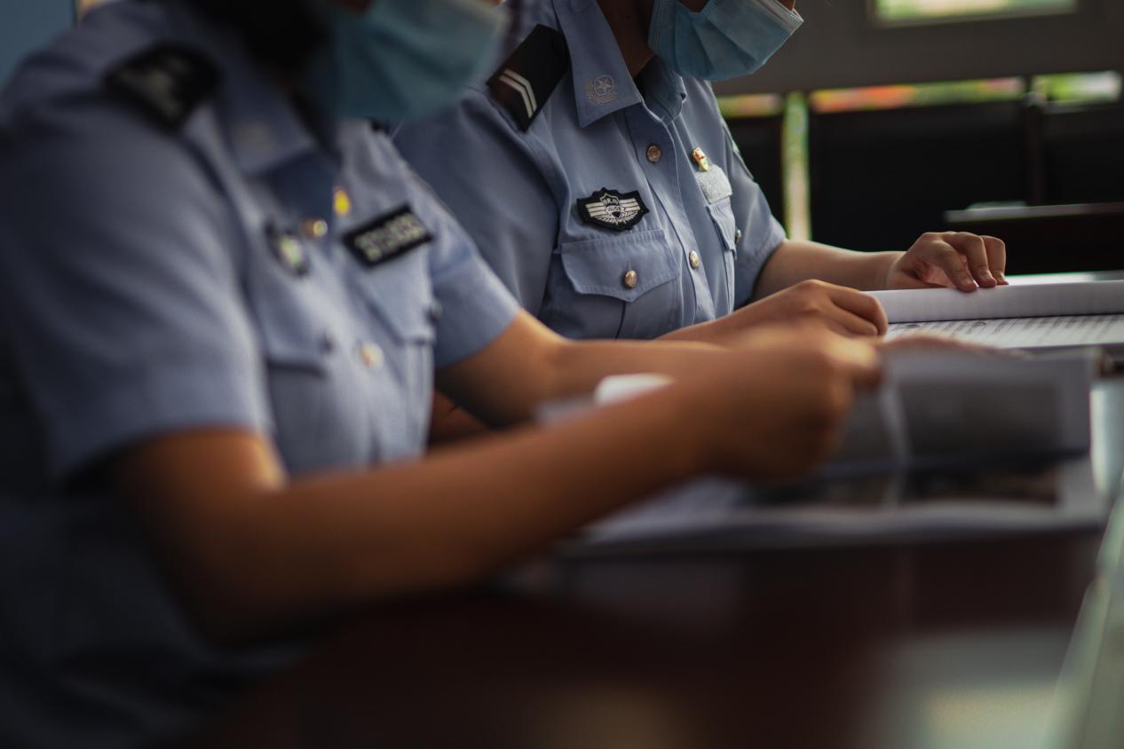 图为女子侦查组成员在整理卷宗