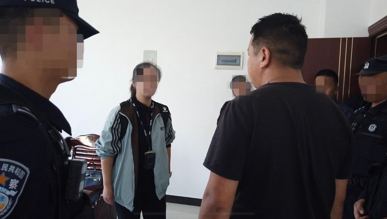图为女子侦查组成员在对嫌疑人进行询问案件情况