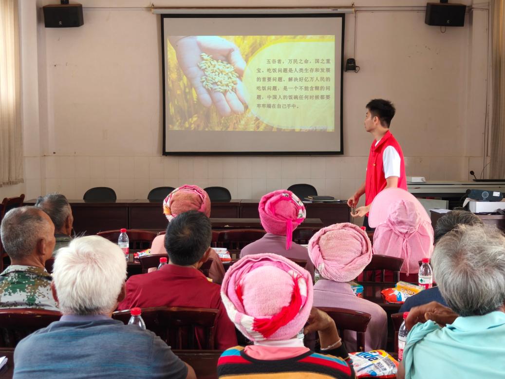 实践团在村内开展爱粮惜粮科普课堂