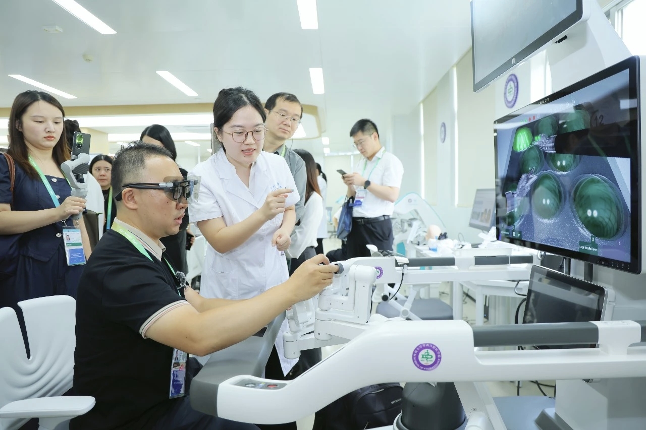 APEC數字周的參訪代表在四川大學華西口腔醫院輪番體驗全球首個獲批上市的增強現實口腔外科導航系統。受訪者供圖
