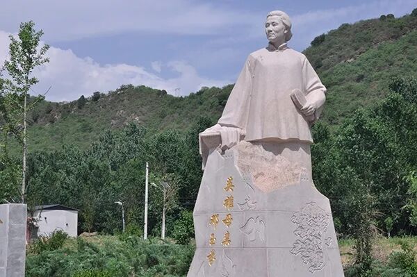 铁汉母亲邓玉芬雕塑