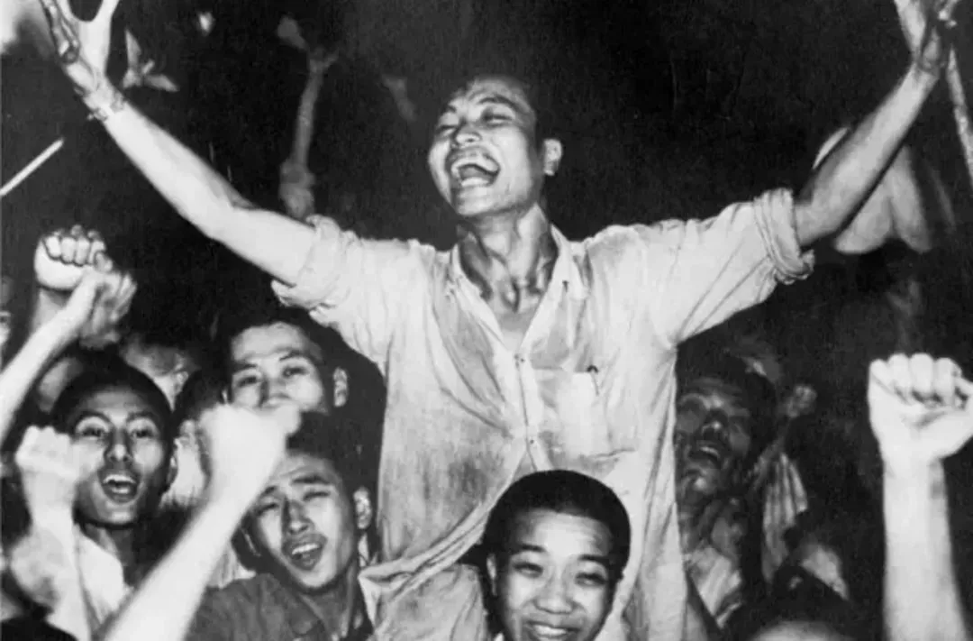 日本阻拦服气的消息传来，群众欢庆成功 。