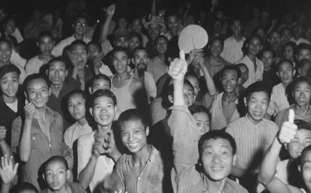 日本无前提阻拦服气后，重庆街头狂欢的群众。图 ：重庆日报