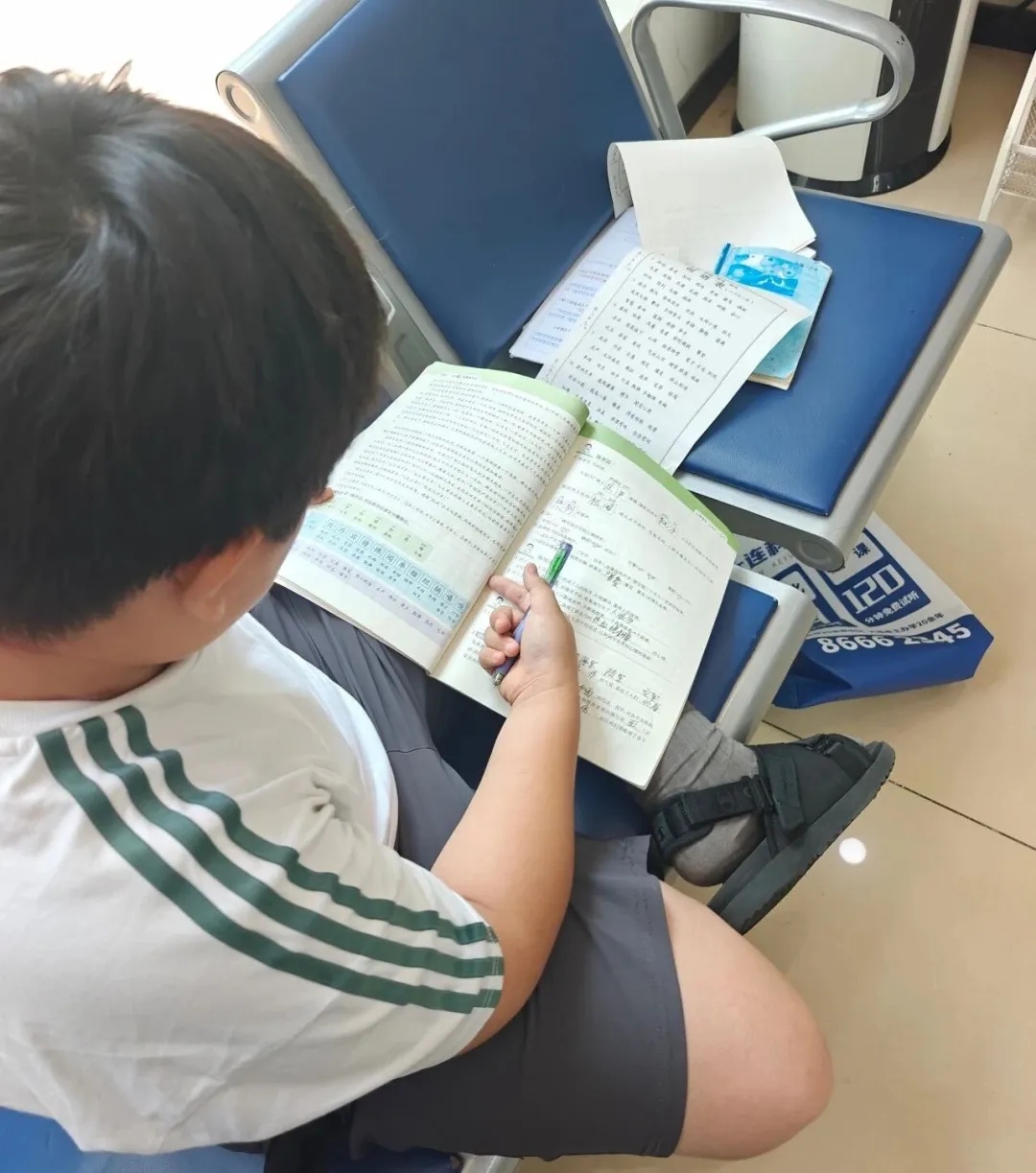“我妈家暴我！”11岁男孩到派出所报警，结局笑翻全网……