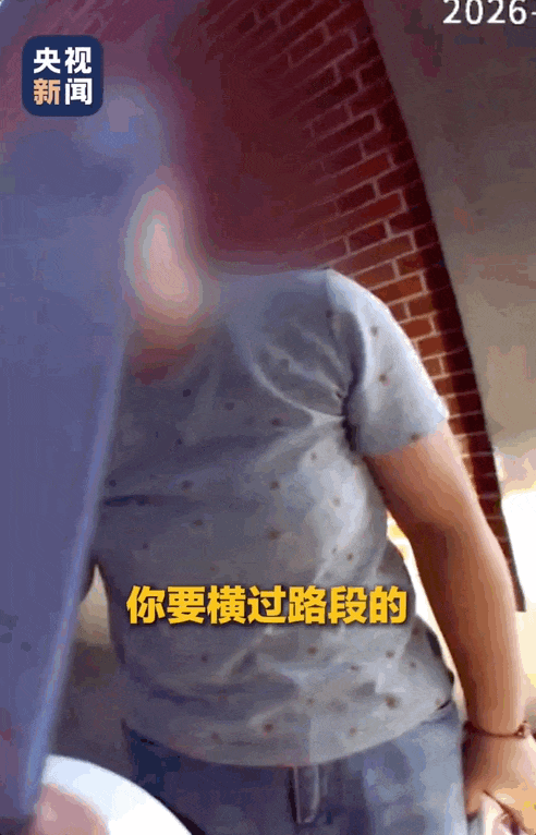 骑行横穿马路出车祸,女子全责反问“我活该?”交警普法