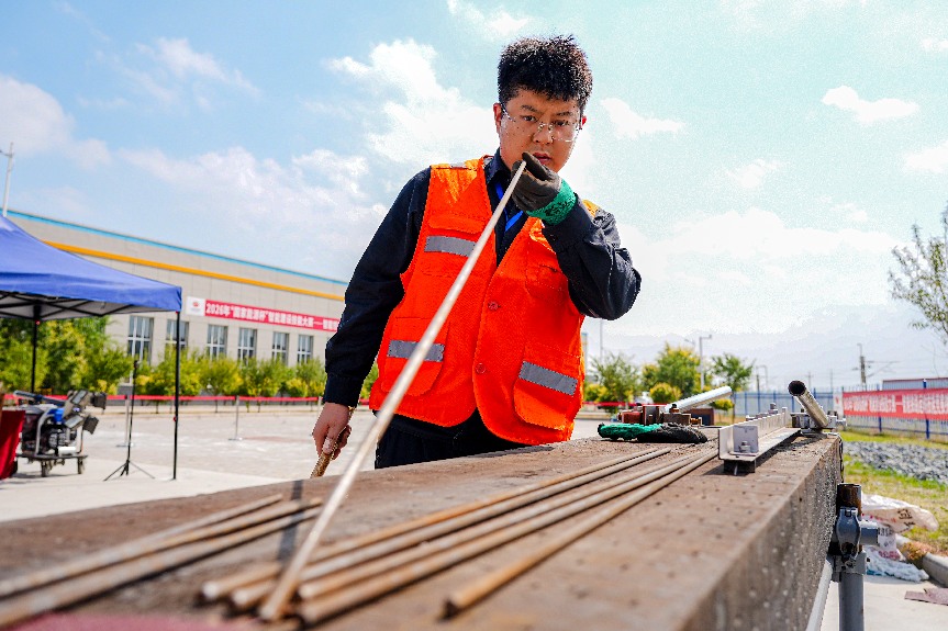 4图为铁路桥随工人行道步行钢筋制作绑扎比赛现场(朔黄铁路)