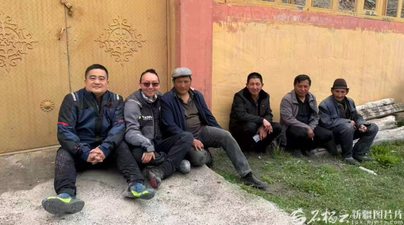 凌晨两点，深圳游客在昆仑山上被新疆牧民所救，后续来了……