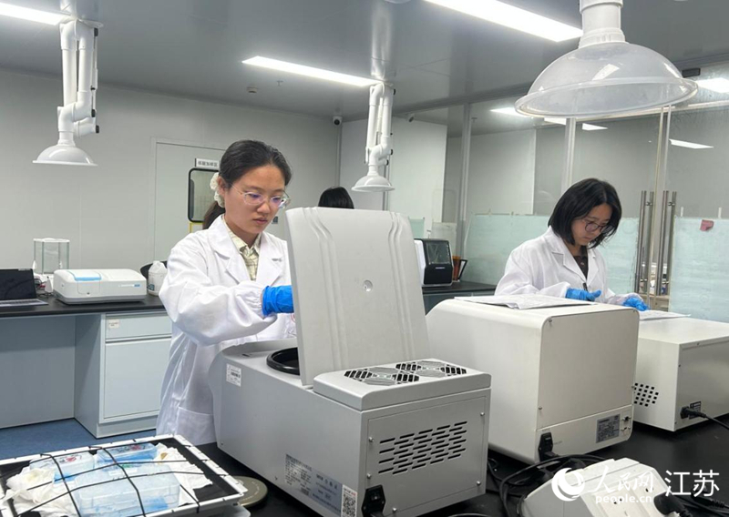 学校科研人员通过离心机提取动物血液。人民网记者 王丹丹摄